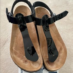 Birkenstock black patent leather Gizeh with strap